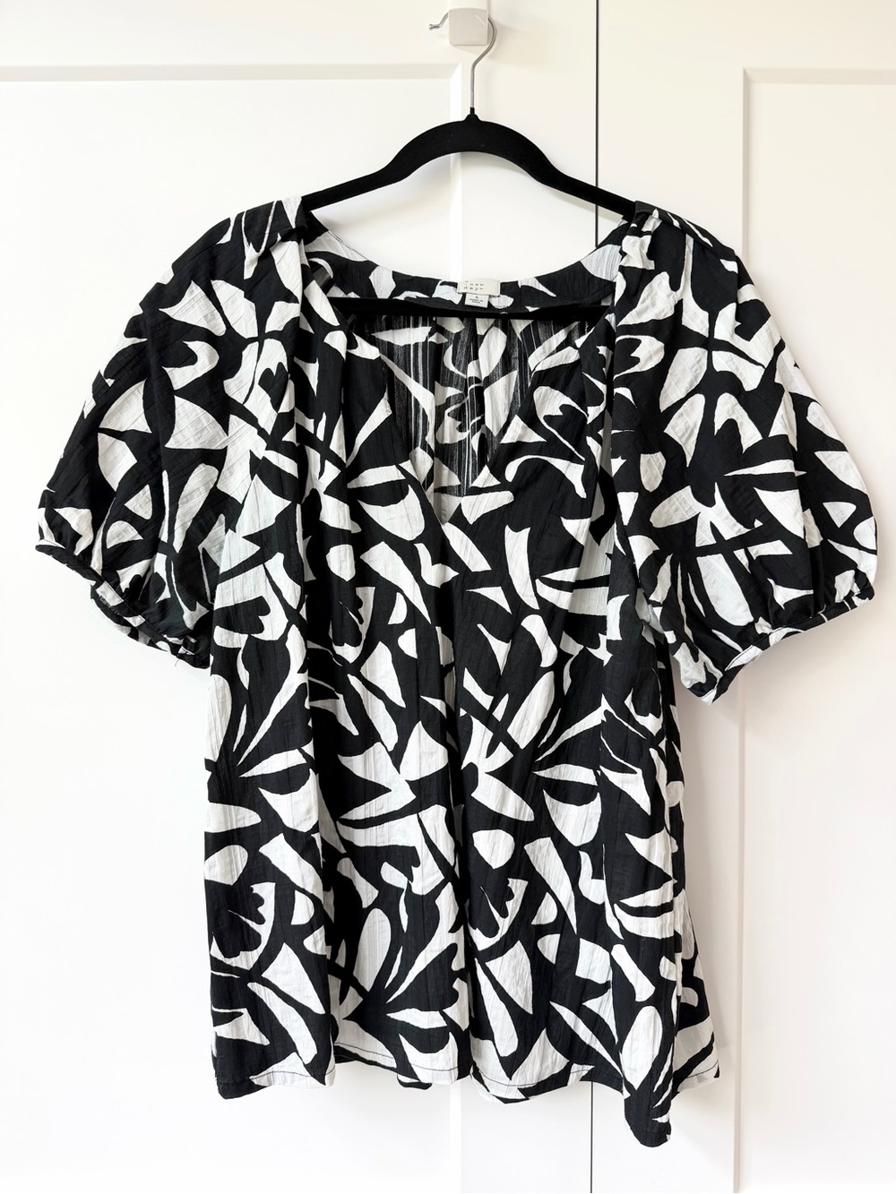 Black & White Abstract Print Puff Sleeve Top